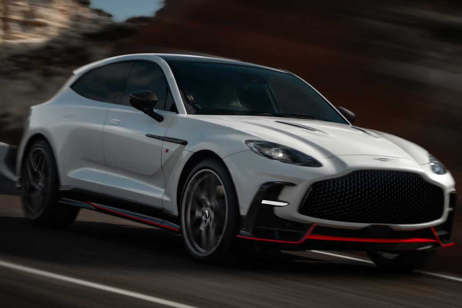 Naujasis Aston Martin DBX S: Daugiau galios, mažiau svorio ir išskirtinis dizainas