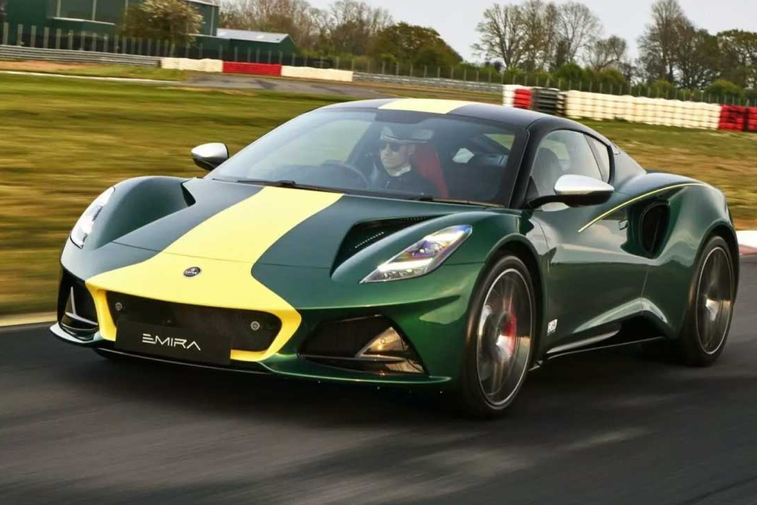 Lotus Emira Clark Edition – Išskirtinis sportinis automobilis, įkvėptas legendinio Jim Clark