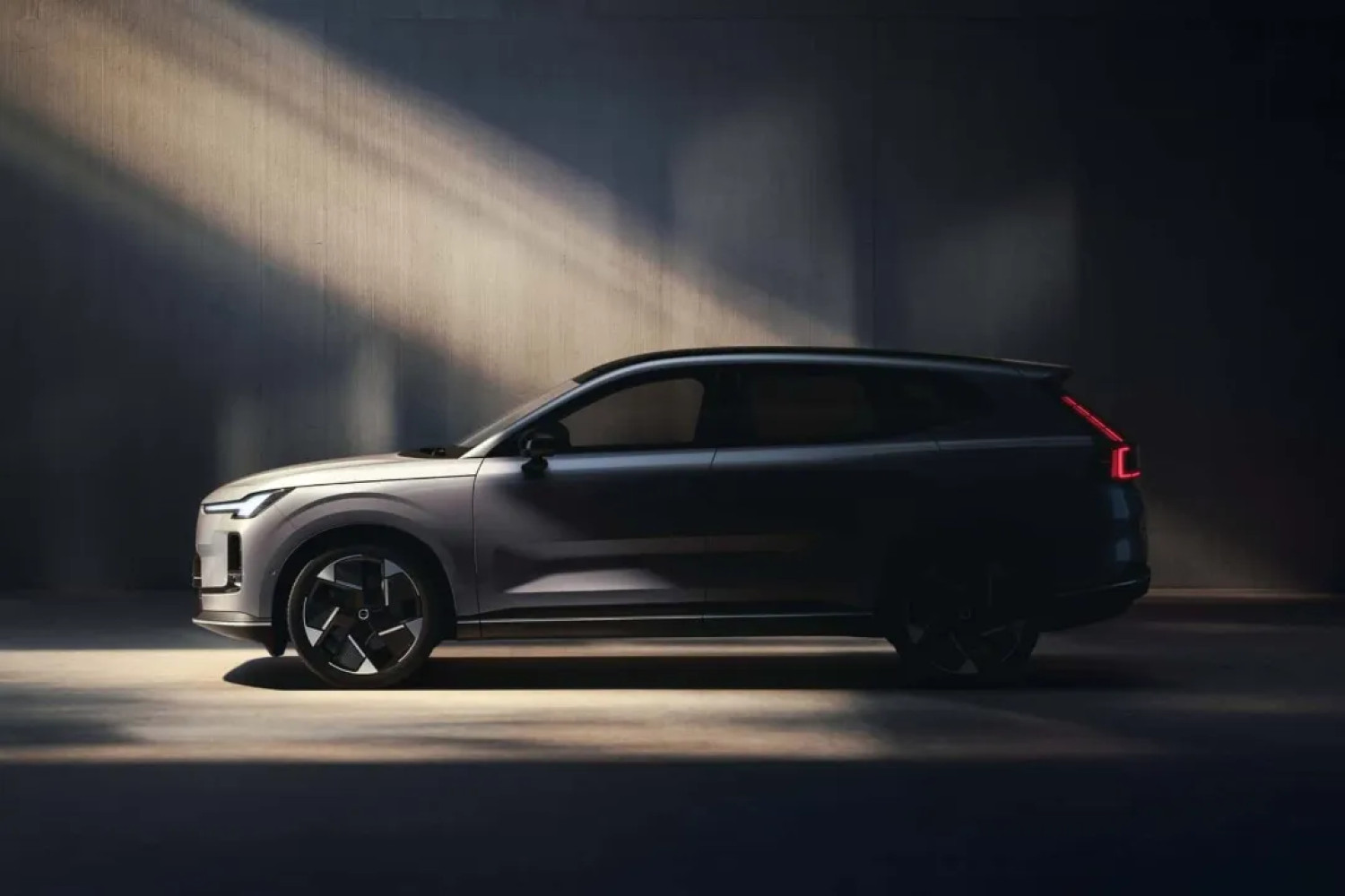 Naujoji Volvo XC70 – sugrįžęs švedų SUV su išplėstomis galimybėmis