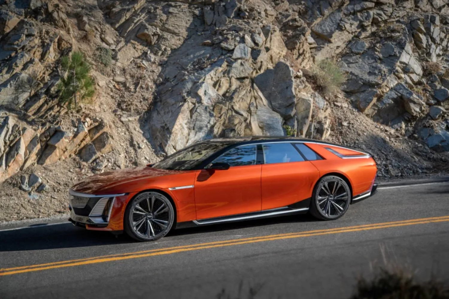 Naujas prabangių automobilių standartas: visiškai elektrinis Cadillac Celestiq – rankų darbo amerikietiška prabanga už milijonus