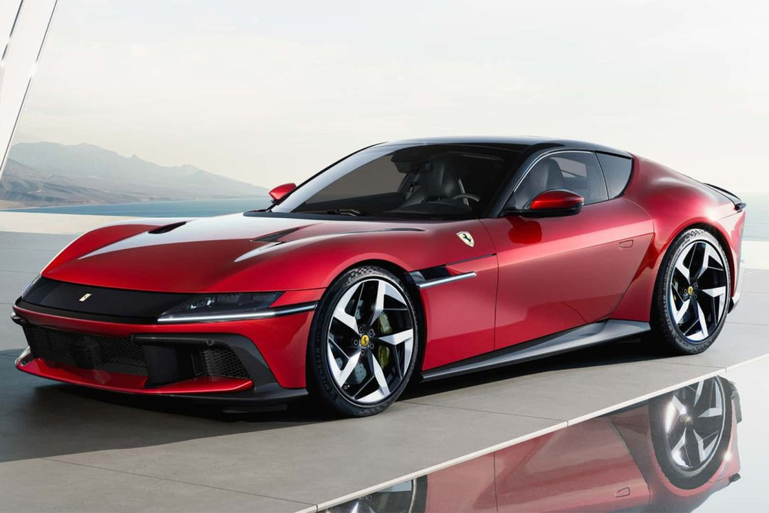 Pirmasis „Ferrari“ elektromobilis: pristatymas atidedamas, tačiau žada naują sportinių automobilių erą