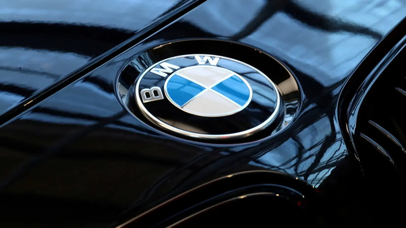 BMW bando daugiafazį belaidį elektromobilių įkrovimą