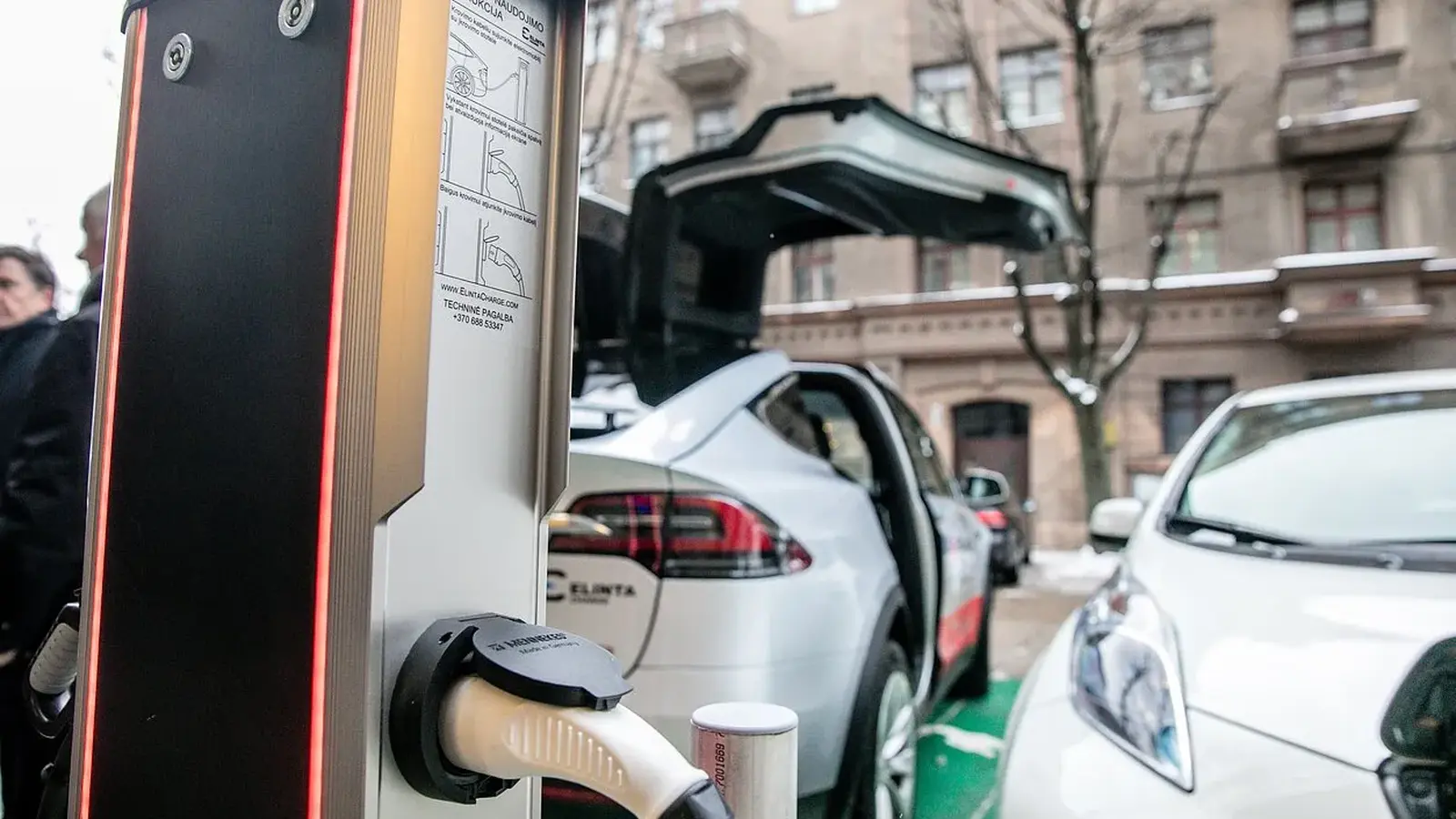 Ar Lietuvoje bus ribojami elektromobiliai aikštelėse?