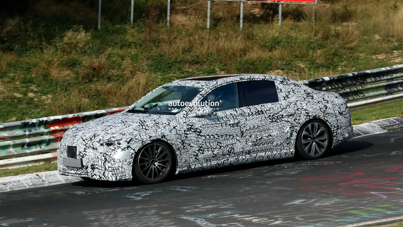 Mercedes E klasės elektromobilis pastebėtas Niurburge