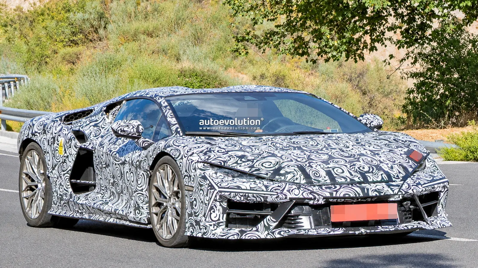 Atnaujintas Lamborghini Revuelto V12 pastebėtas testuose