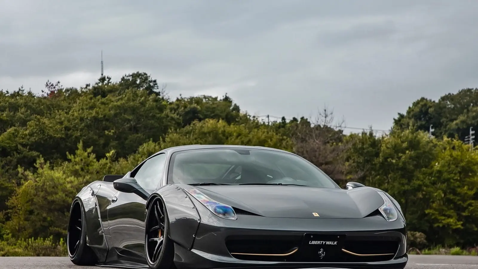 Liberty Walk Ferrari 458: platus kėbulas ir stilius
