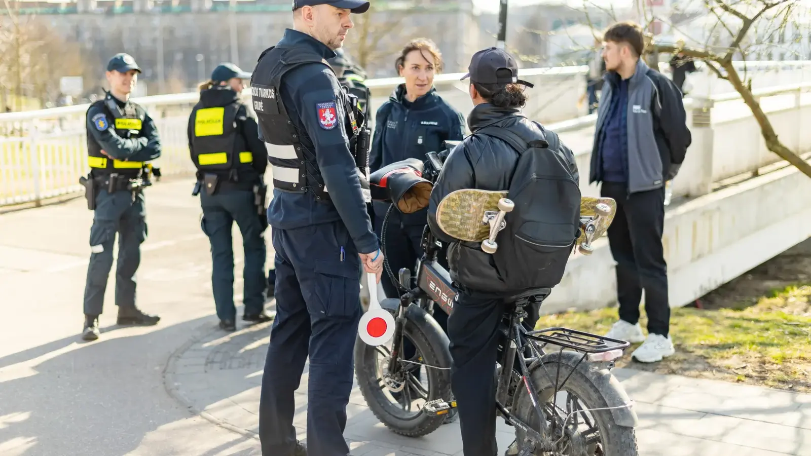 Vilniuje per mikrojudumo reidą dalys nemokamus šalmus