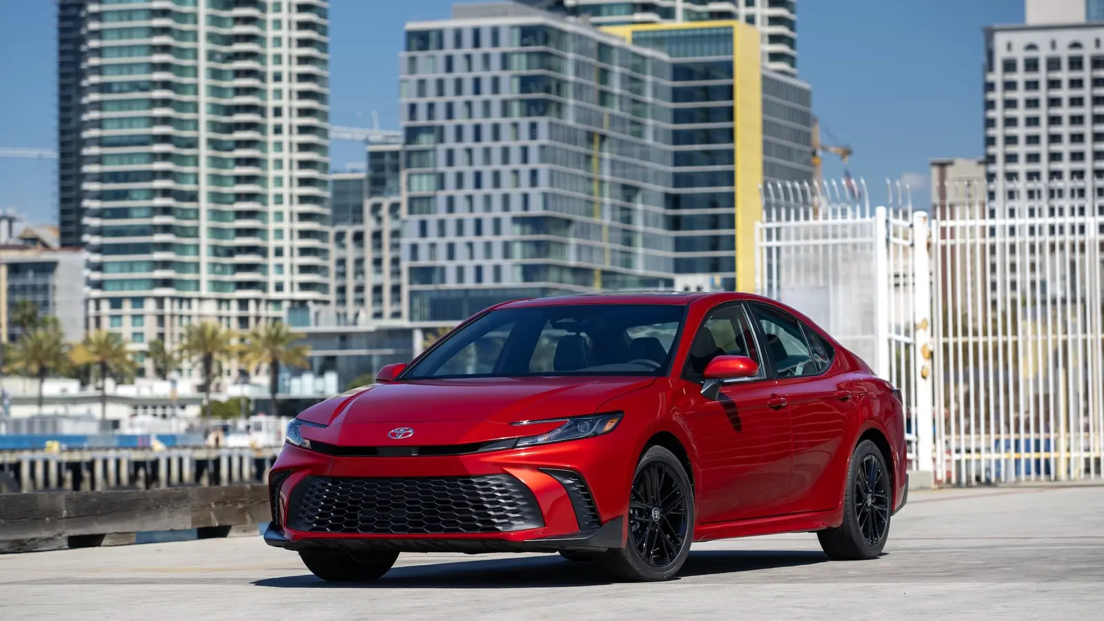 2027 metų Toyota Camry brangs, tačiau liks nepakitusi