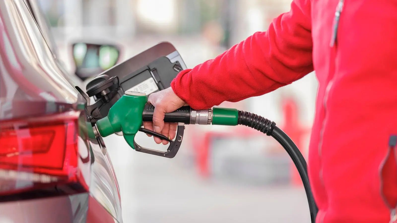 Benzinu varomų automobilių dalis smuko žemiau 50 proc.