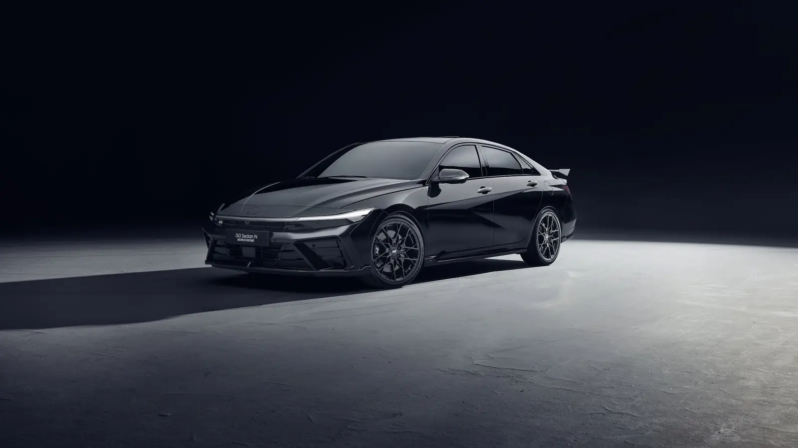 Hyundai i30 Sedan N Monochrome: santūrios galios versija