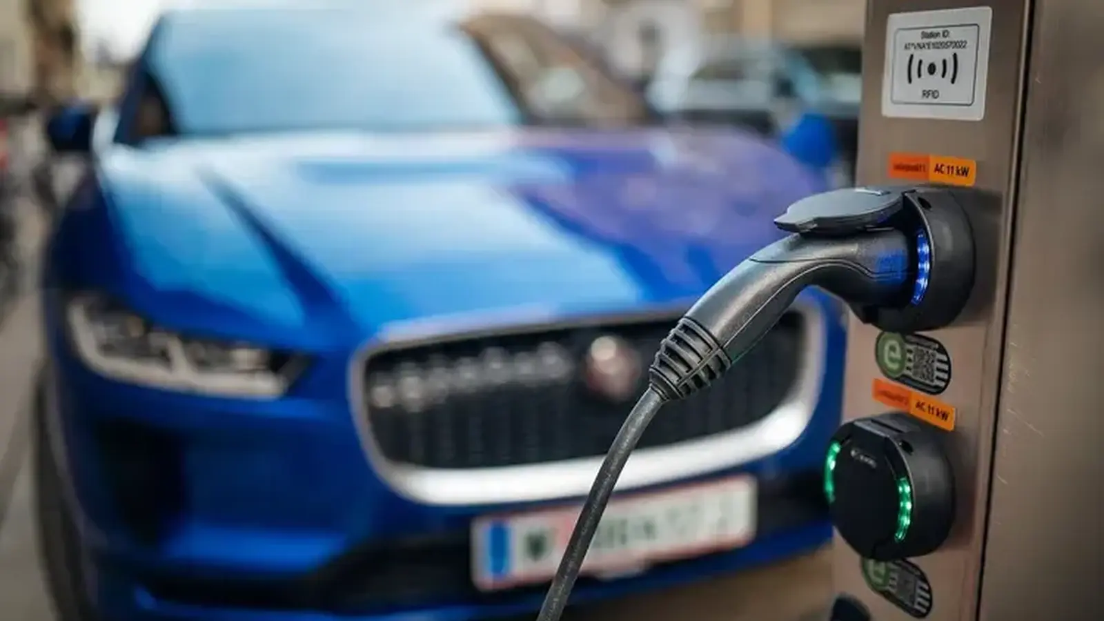 Lietuvoje sparčiai daugėja elektromobilių įkrovimo taškų