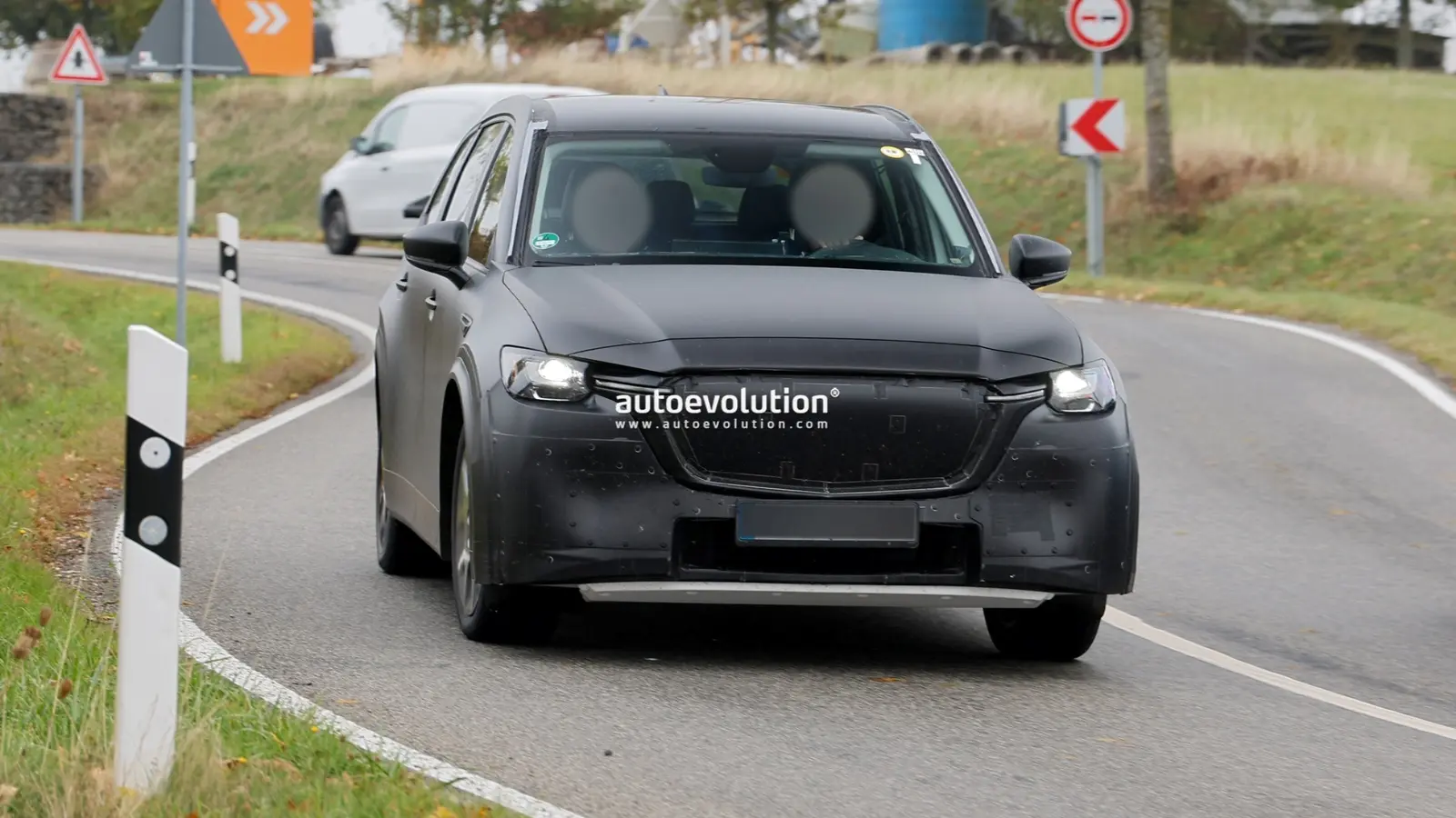 Mazda CX-90 mulė kelia klausimų dėl elektrinės bazės