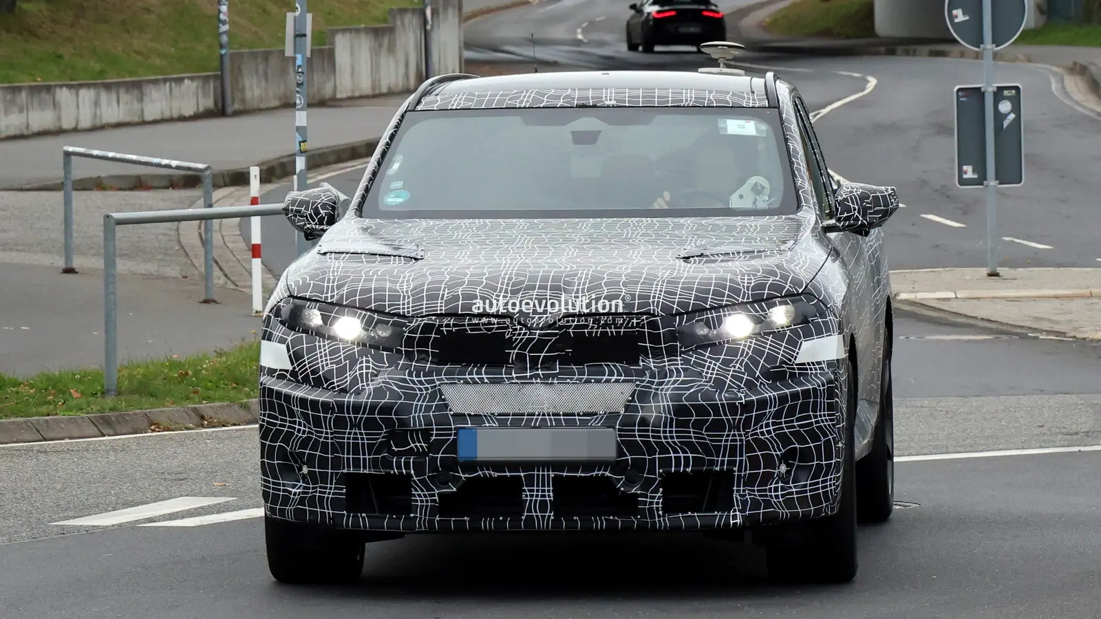 BMW X5 M Electric matomas naujose šnipų nuotraukose