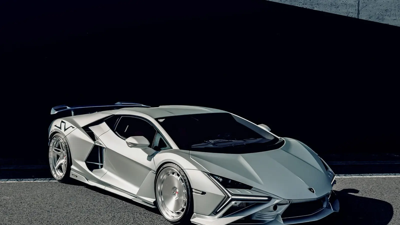 Lamborghini Revuelto SV su išskirtiniais Vossen ratais