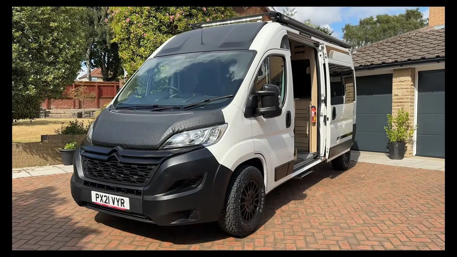 Stilingas Citroen Relay kemperis su ąžuolo interjeru