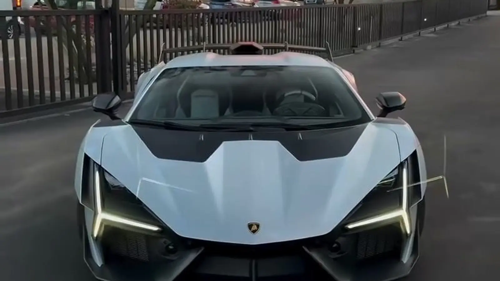 Ryškiausias Lamborghini Revuelto su Zacoe plačiu kėbulu