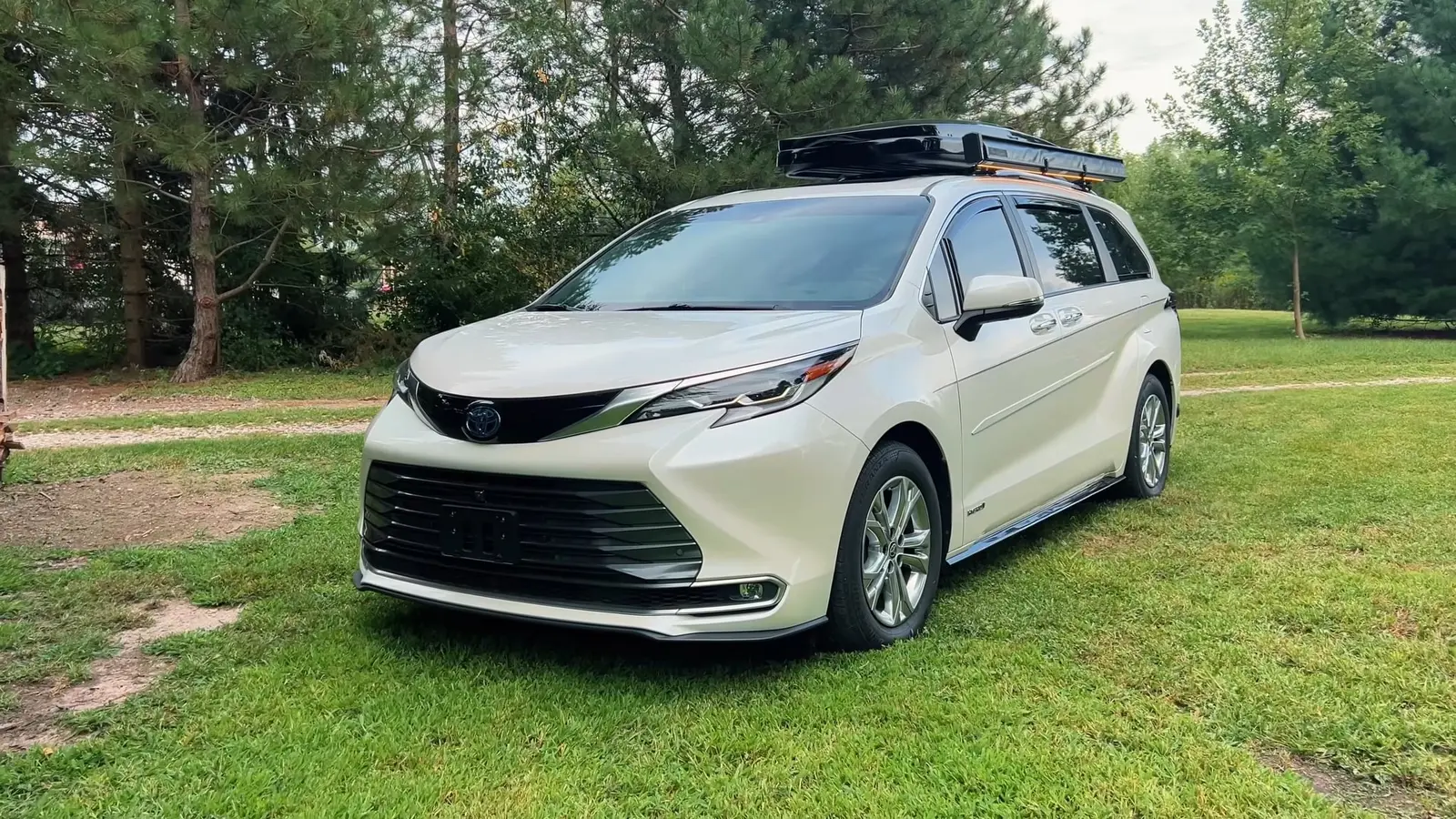 Toyota Sienna mikro kemperis su netikėtais patogumais