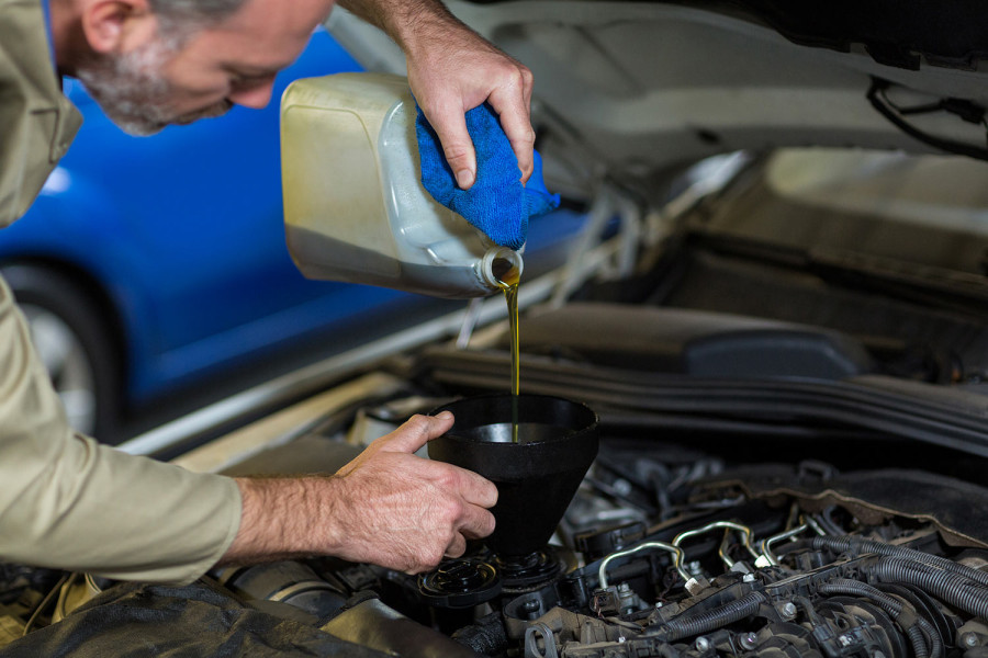 Kaip išsirinkti tinkamą variklio alyvą savo automobiliui?