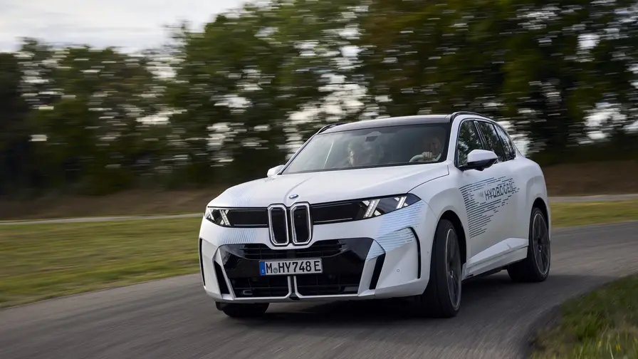 BMW iX5 Hydrogen: bandymai realiomis kelio sąlygomis