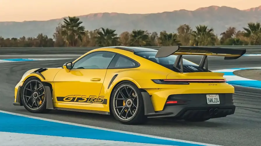 Porsche kelia prabangių modelių kainas ir mažina apimtis