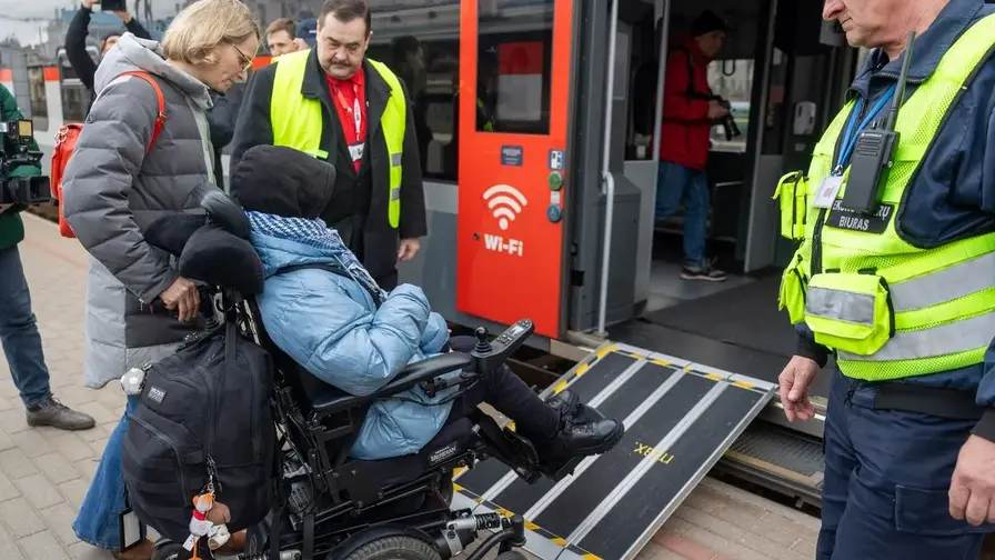 Pritaikyti autobusai važiuoja, bet keleiviai jų nepasiekia